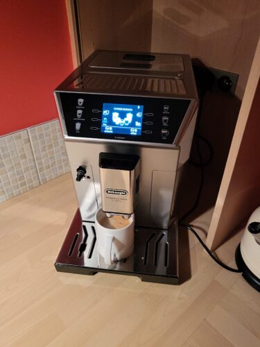 De’Longhi PrimaDonna Class ECAM 550.85.MS Kaffeevollautomat mit LatteCrema Milchsystem, Cappuccino und Espresso auf Knopfdruck, 3,5 Zoll TFT Farbdisplay und App-Steuerung, silber photo review